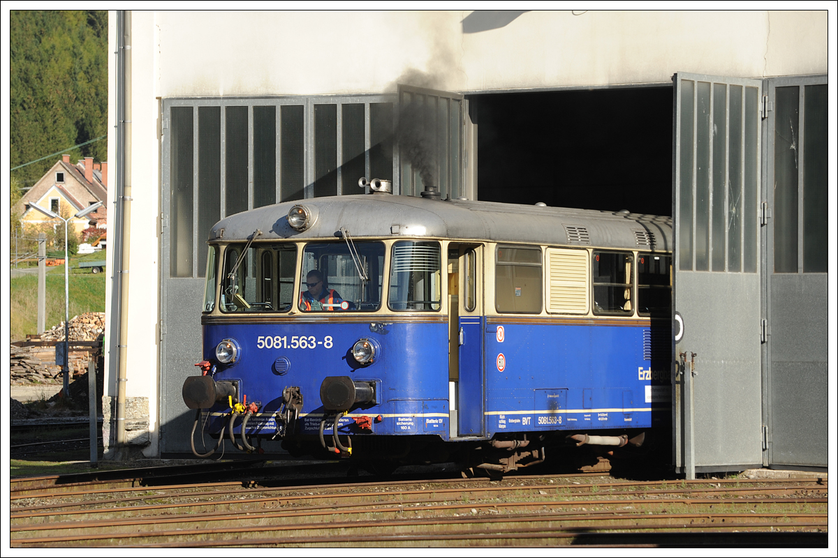 5081.563 beim Verlassen des Lokschuppen in Vordernberg am 13.10.2019 anlässlich einer Fotofahrt auf der Erzbergbahn. 