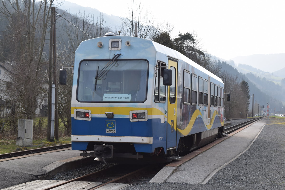 5090 017 steht in Gstadt und wartet die Stehzeit ab, danach geht es wieder als Citybahn Waidhofen zum Bahnhof Waidhofen a.d. Ybbs. Aufgenommen am 21.3.2016.