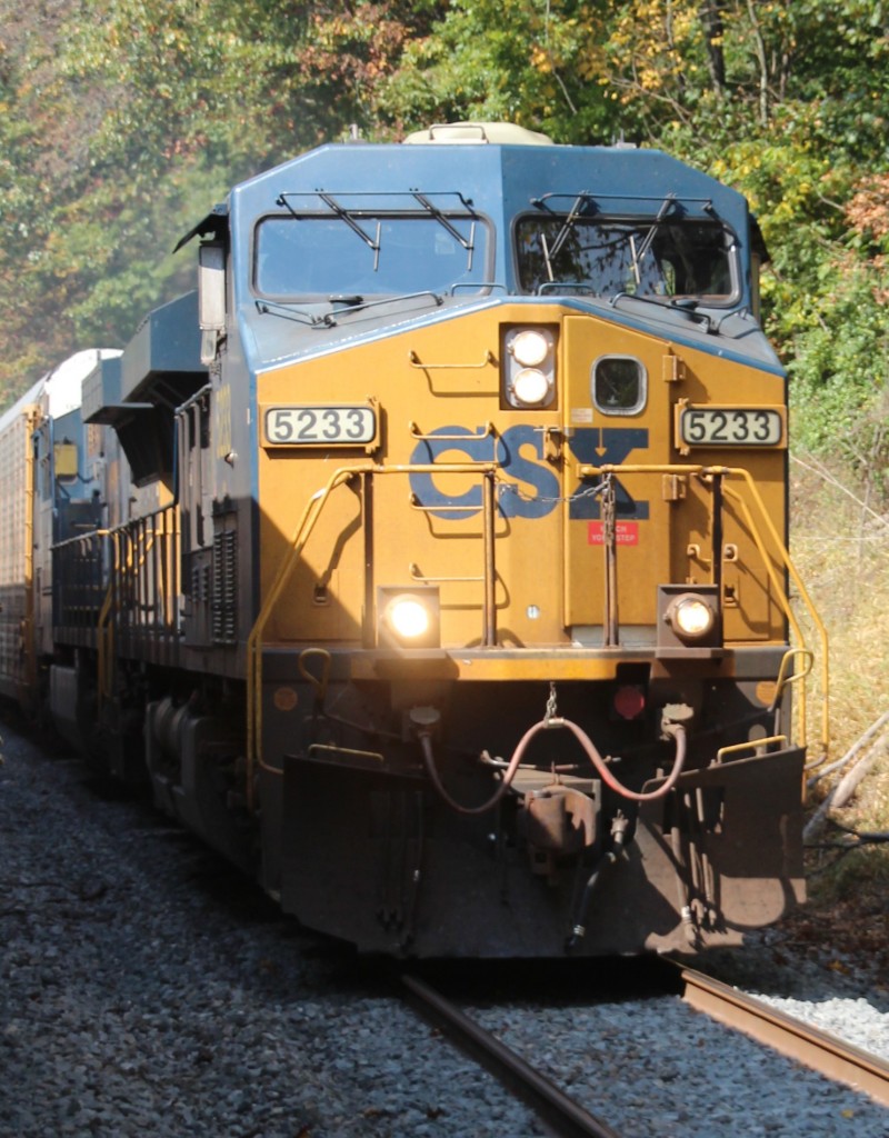 5.10.2013 bei Brunswick, MD. CSX 5233 (ES 44 DC) auf dem Gleis der Gegenrichtung wird vom Capitol Limited Richtung Washington DC berholt.