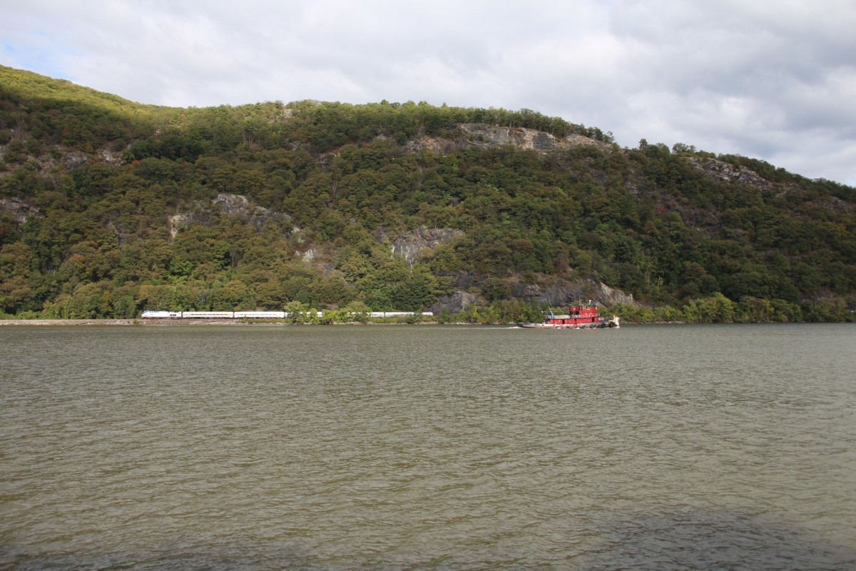 5.10.2015 Amtrak Empire Service in den Hudson Highlands zwischen Peekskill und Cold Spring, NY 