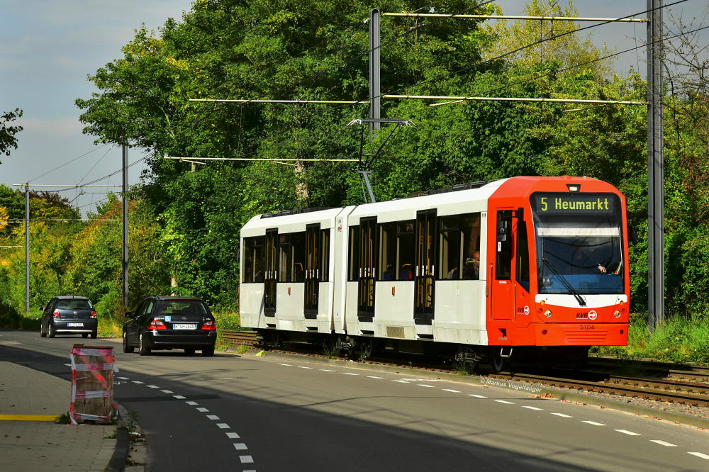 5104 während seinem ersten Linieneinsatz nach seiner Neulackierung auf der Rochusstraße am 26.09.2017.
