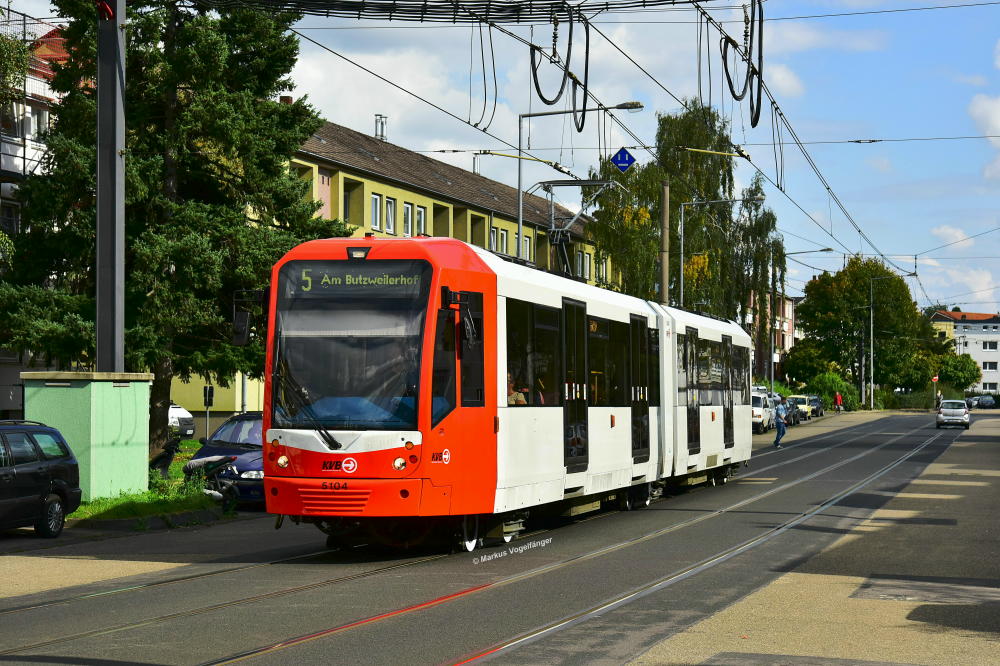 5104 während seinem ersten Linieneinsatz nach seiner Neulackierung auf der Margaretastraße am 26.09.2017.
