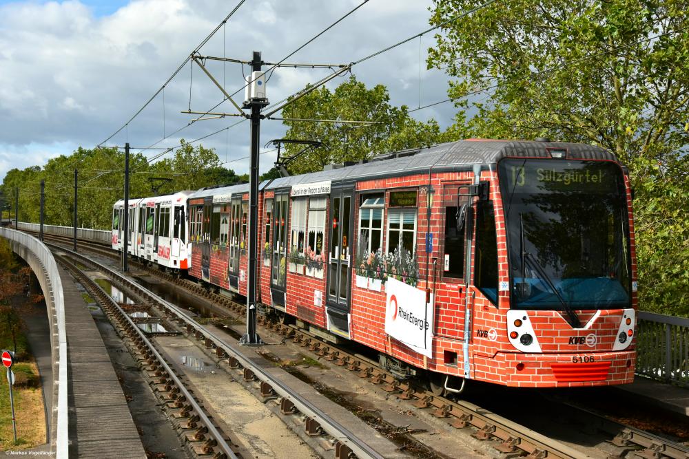 5106 wurden neue  Rheinenergie-Logos  angebracht.
Hier zu sehen auf der Hochbahn als Linie 13 am 10.08.2019.