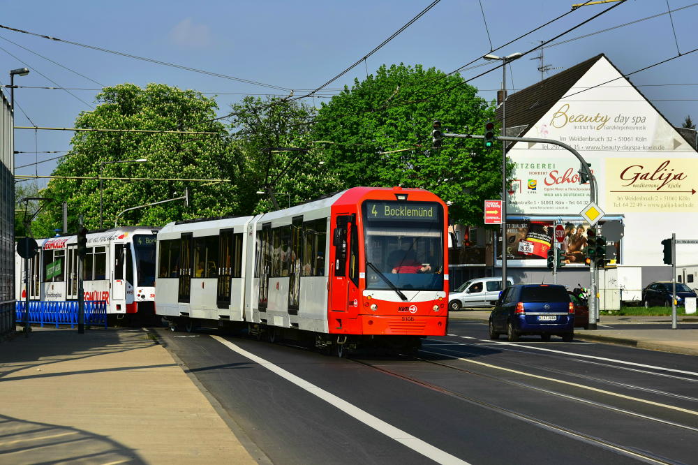 5108 hat eine Neulackierung bekommen. Hier zu sehen auf der Berliner Straße am 21.04.2018.
