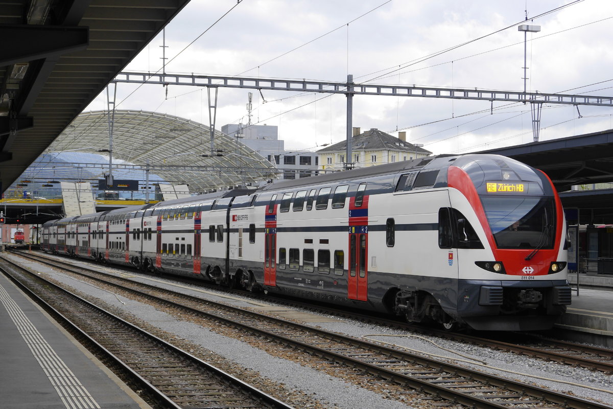 511 014, ein sechsteiliger KISS, steht abfahrbereit in Chur als RE nach Zürich (10.8.16).