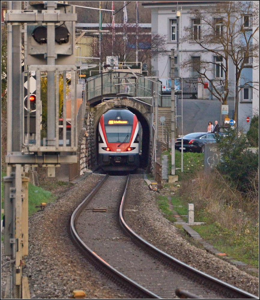 511 018 passt gerade so eben in den Neuhauser Tunnel wo das Gelände von Alsthom unterquert wird. März 2014. 