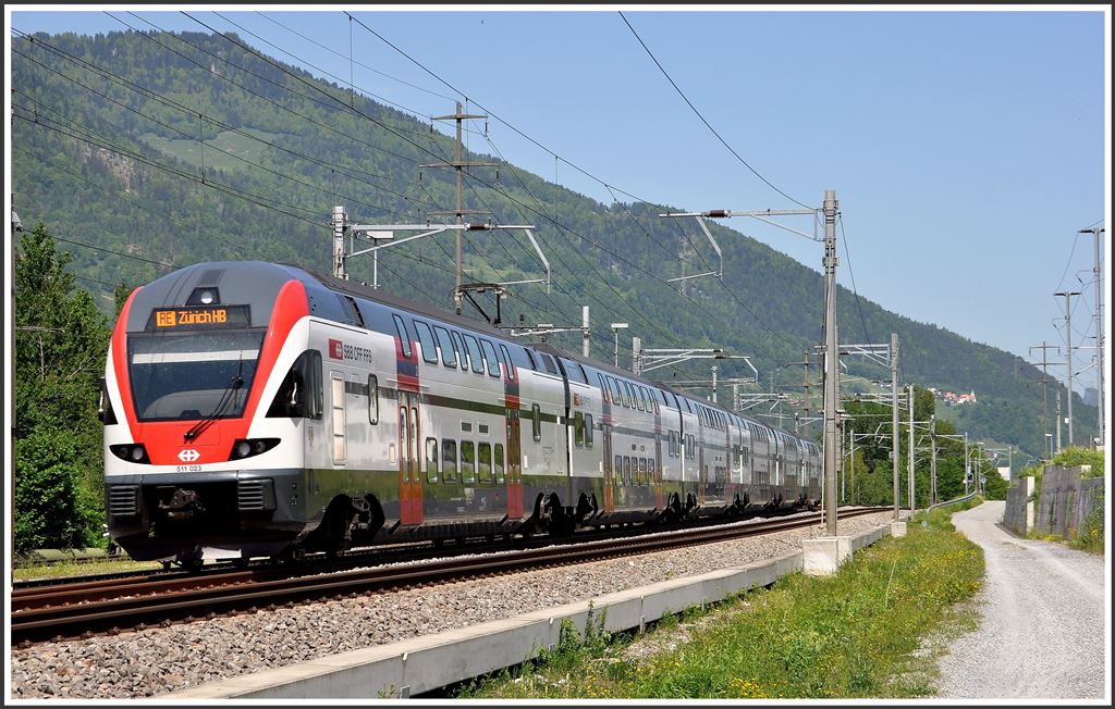 511 023 mit RE 5074 nach Zürich HB bei Zizers. (13.05.2015)