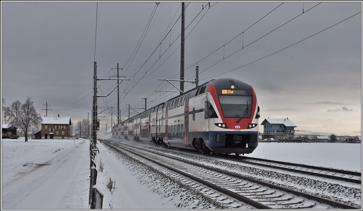 511 034 ist als RE5075 nach Chur unterwegs zwischen Siebnen-Wangen und Schübelbach-Buttikon. (18.12.2017)