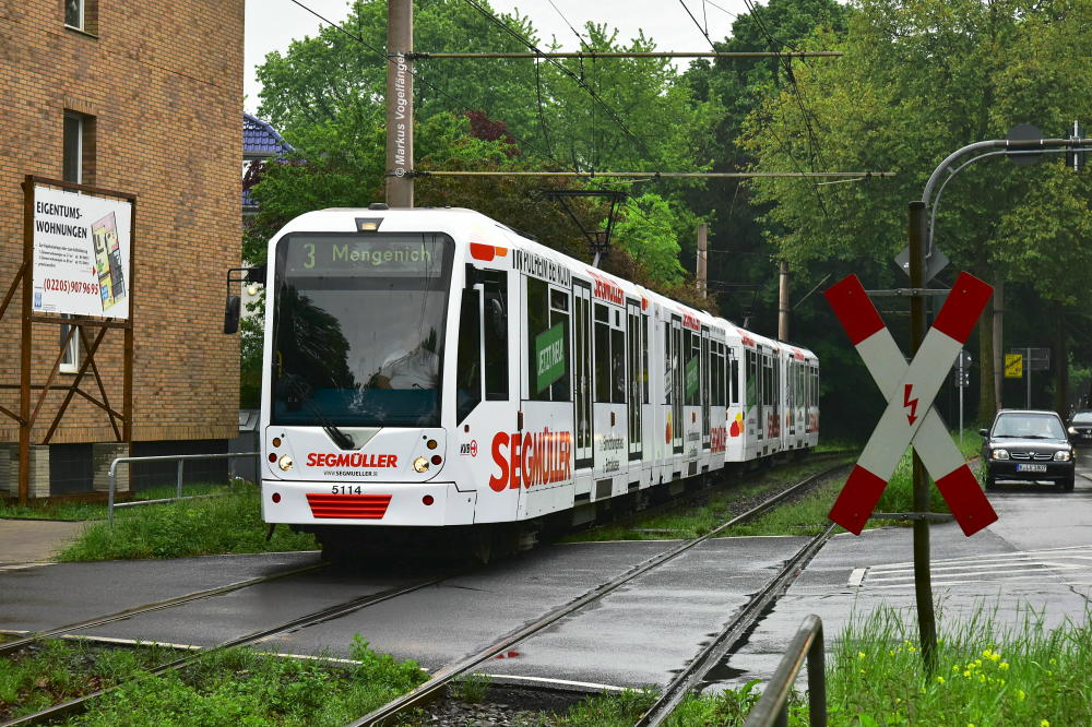 5114 wurde als 46. Fahrzeug eine neue Ganzreklame für das Möbelhaus  Segmüller  angebracht. Hier zu sehen auf der Venloer Straße am 18.05.2017.
