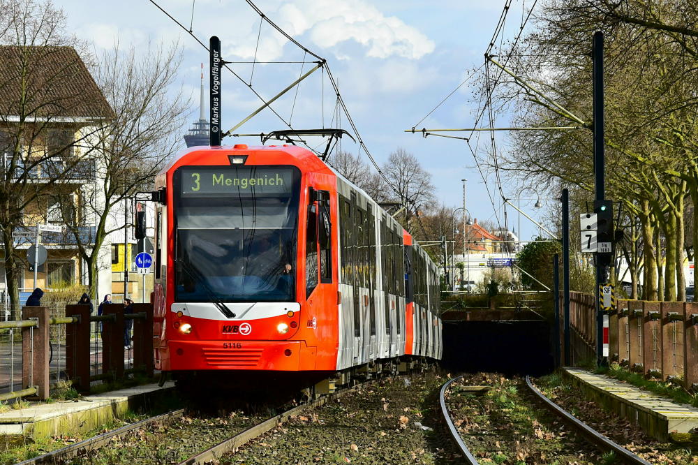 5116 hat eine Neulackierung erhalten. Hier zu sehen auf der Tunnelrampe kurz vor der Haltestelle Wolffsohnstraße am 01.04.2015.
