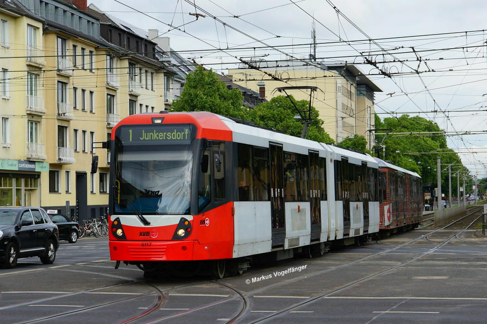 5117 als Verstärkerzug der Linie 1 auf der Kreuzung Aachener Str./Gürtel am 12.05.2014.