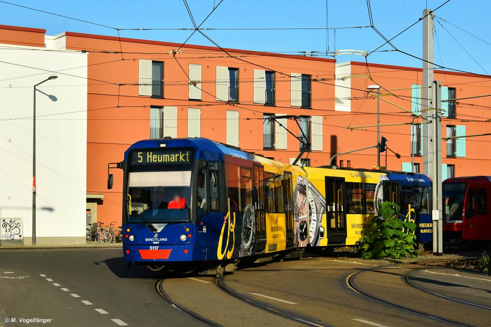 5117 wurde eine neue Ganzreklame  Breitling  angebracht. Hier zu sehen auf der Kreuzung Rochusstraße/Margaretastraße am 21.09.2020.