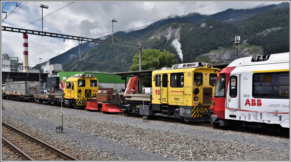 5120 mitABe 8/12 3512 führt eine gemischte Anhängelast, Tm 2/2 95, Spurpflug Xk9141, Xmf 2/2 9921 und normale Güterlast. Untervaz-Trimmis (05.06.2020)