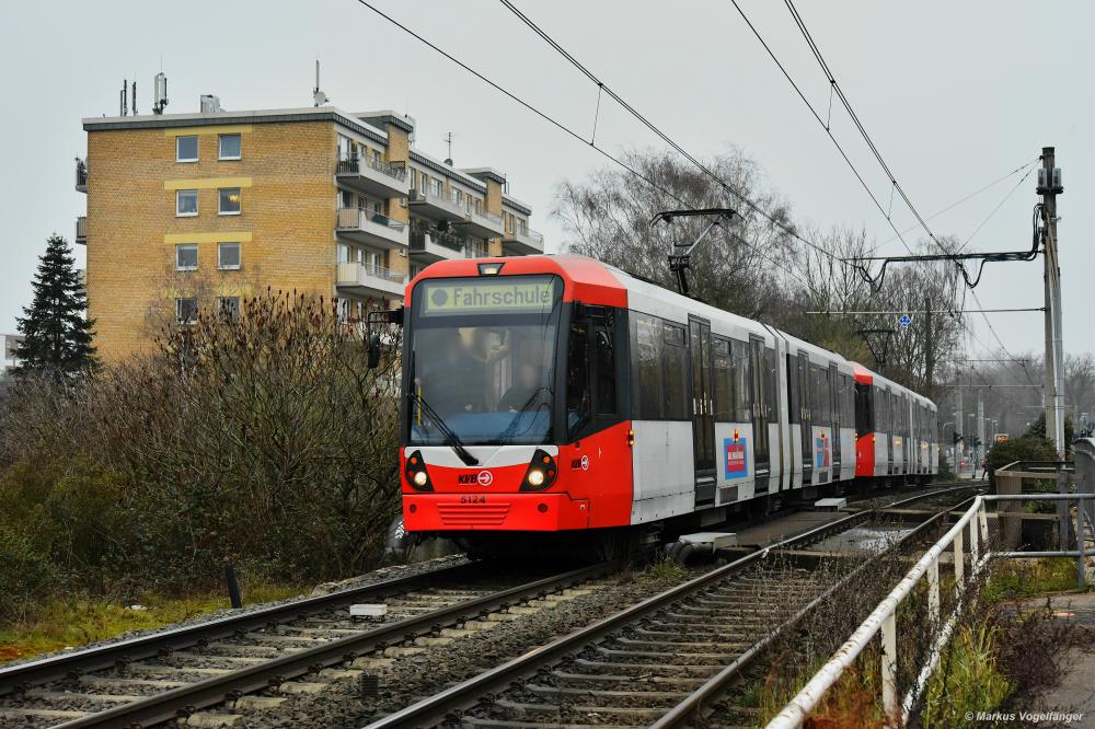 5121 als Fahrschule auf der Neusser Straße am 25.01.2020.
