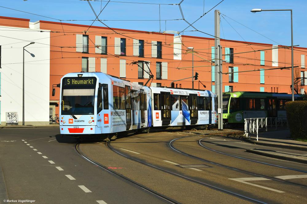 5123 und 5208 auf der Kreuzung Margaretastraße/Rochusstraße in Köln am 30.03.2021.