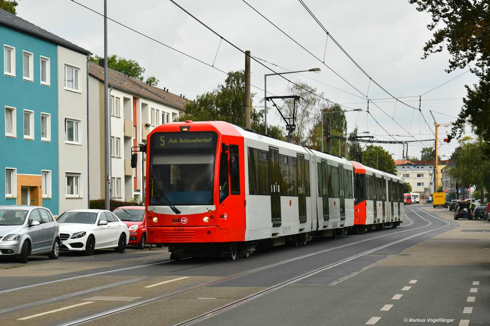 5123 hat eine Neulackierung erhalten. Hier zu sehen auf der Margaretastraße am 13.09.2019.