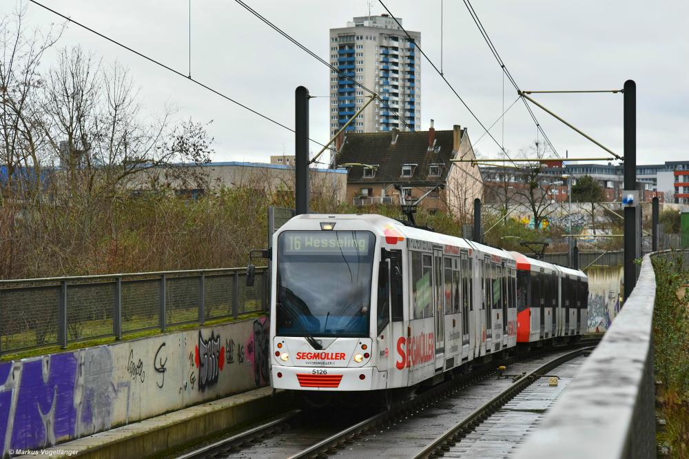5126 und 5134 als umgeleitete Linie 16 auf dem Weg nach Wesseling auf der Rampe der Nord-Süd-Stadtbahn am 23.02.2020.
