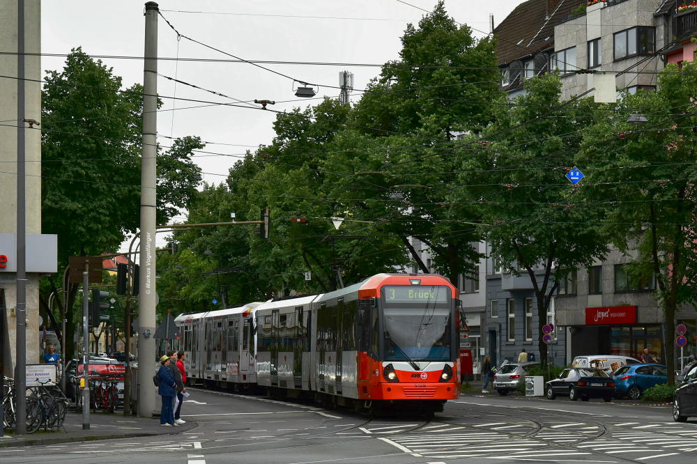 5129 als Linie 3 mit dem Fahrtziel  Brück  auf der Kreuzung Gotenring/Deutz-Kalker-Straße am 05.08.2017.