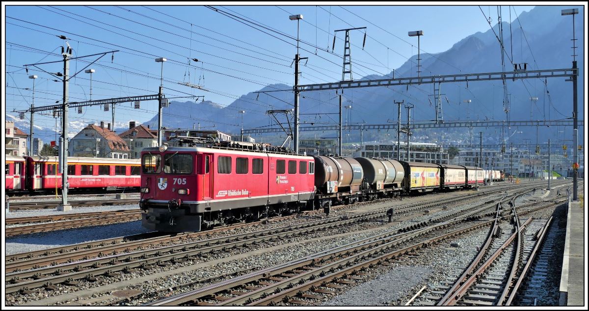 5129 nach Samedan mit der Ge 6/6 II 705  Pontresina/Puntraschigna  verlässt Chur Gbf. (08.04.2020)