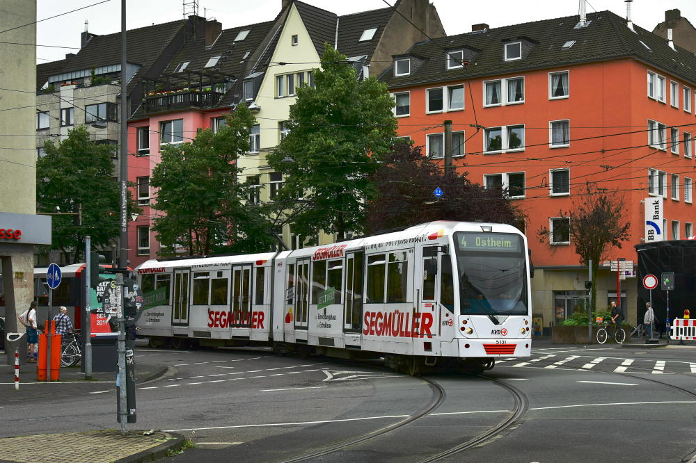 5131 als Linie 4 mit dem Fahrtziel  Ostheim  auf der Kreuzung Gotenring/Deutz-Kalker-Straße am 05.08.2017.