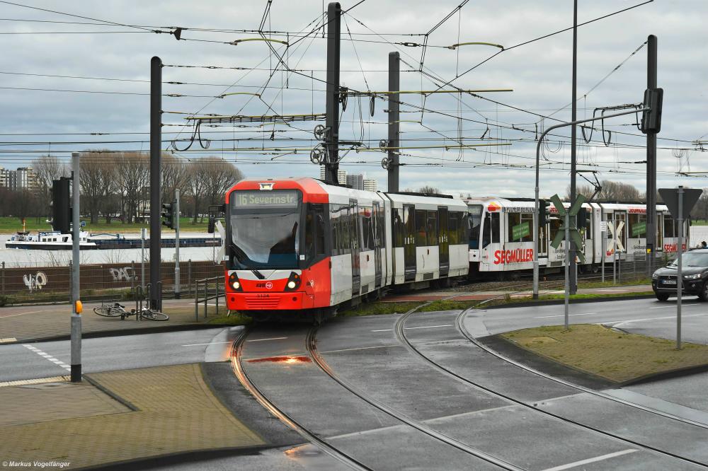 5134 und 5126 als umgeleitete Linie 16 auf dem Weg zur Severinstraße auf dem Bahnübergang Gustav-Heinemann-Ufer am 23.02.2020.
