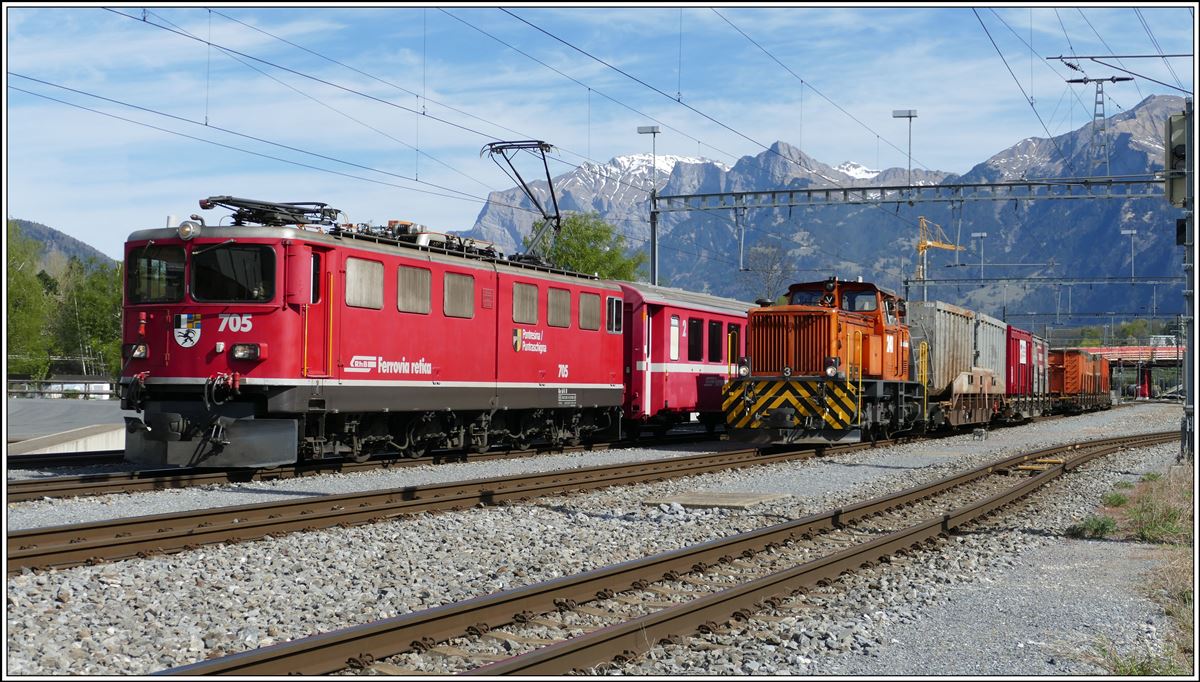 5135 mit Ge 6/6 II 705  Pontresina/Puntraschigna  und Gm 4/4 241 in Untervaz-Trimmis. (16.04.2020)