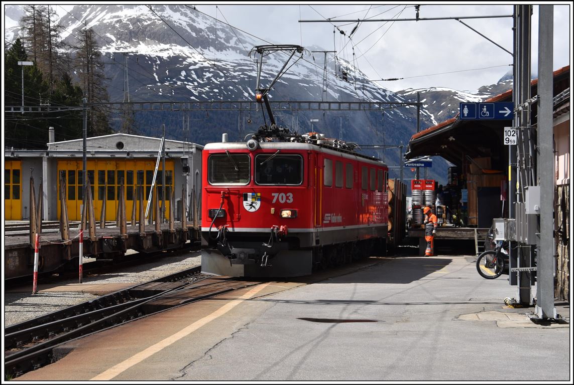 5135 mit Ge 6/6 II 703  St.Moritz  hat Holz- und Kesselwagen nach Pontresina gebracht. (06.05.2020)