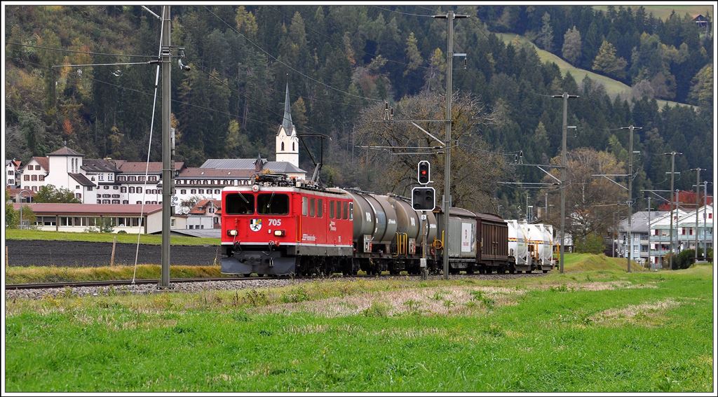 5135 mit Ge 6/6 II 705  Pontresina  zwischen Cazis und Thusis. (30.10.2014)