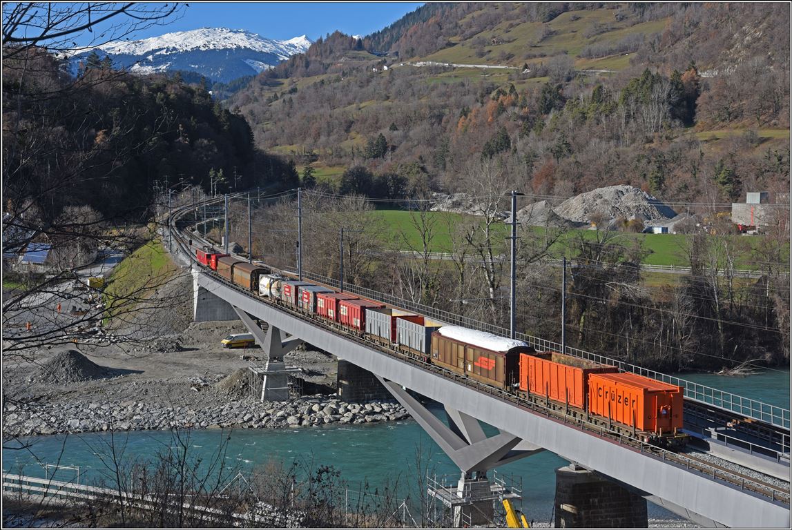 5135 nach Samedan mit Ge 6/6 II 703  St.Moritz  auf der neuen Brücke über den Hinterrhein bei Reichenau-Tamins. (05.12.2019)