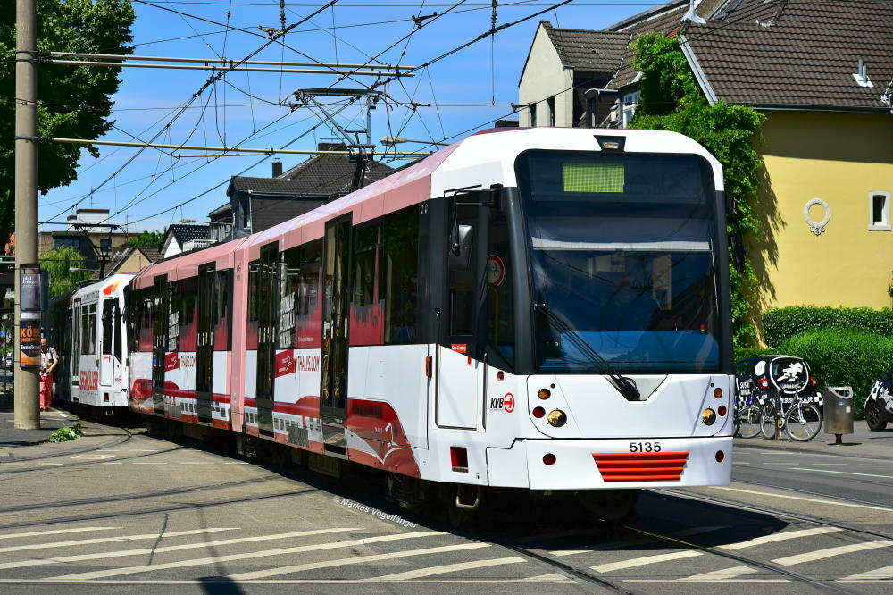 5135 wurde eine neue Ganzreklame für den  Thalys  angebracht. Hier zu sehen auf der Kreuzung Zülpicher Str./Gürtel am 11.06.2017.