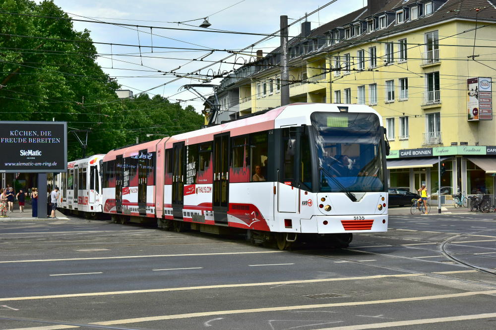 5135 wurde eine neue Ganzreklame für den  Thalys  angebracht. Hier zu sehen auf der Kreuzung Aachener Str./Gürtel am 11.06.2017.