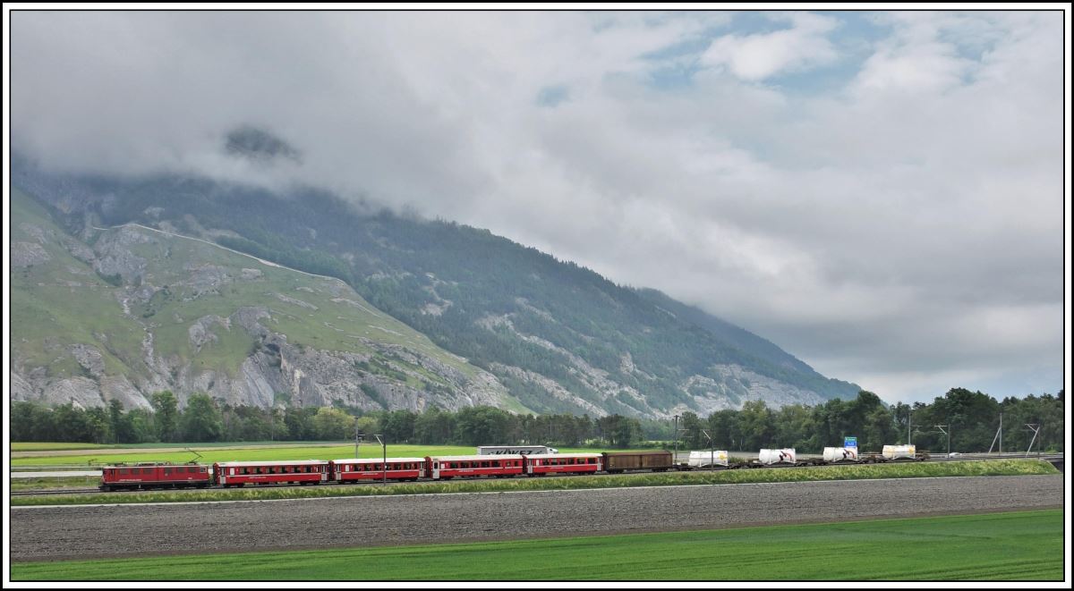 5136 mit der Ge 6/6 II 704  Davos  und gemischter Anhängelast zwischen Chur West und Felsberg. (14.05.2020)