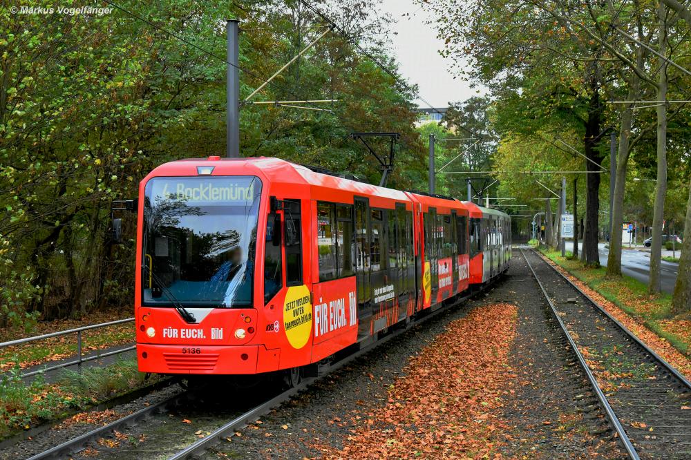 5136 wurde eine neue Ganzreklame für die Bild-Kampagne  Für Euch  angebracht. Hier am Westfriedhof am 06.10.2020.