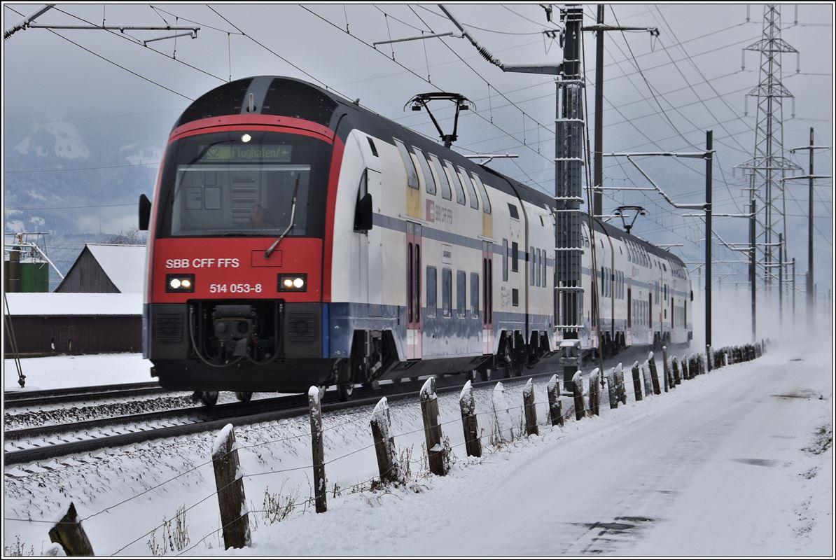 514 053-8 ist als S2 nach Zürich Flughafen unterwegs zwischen Schübelbach-Buttikon und Siebnen-Wangen. (18.12.2017)
