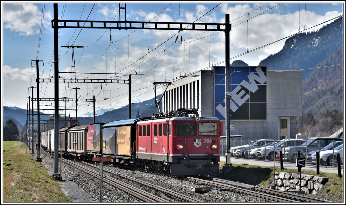 5140 mit der Ge 6/6 II 706  Disentis/Mustér  wechselt in Felsberg das Gleis. (12.03.2020)