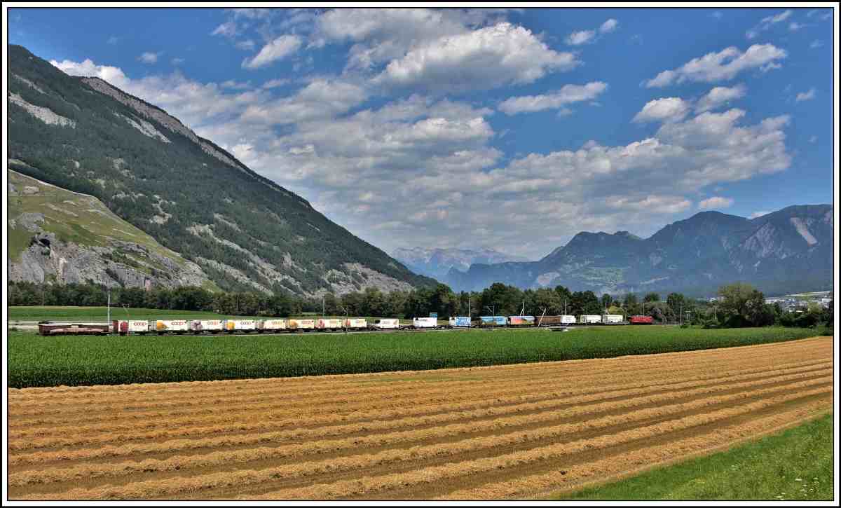 5140 mit Ge 6/6 II 705  Pontresina/Puntraschigna  ist mit einem stattlichen Güterzug bei Chur West unterwegs. (28.07.2020)