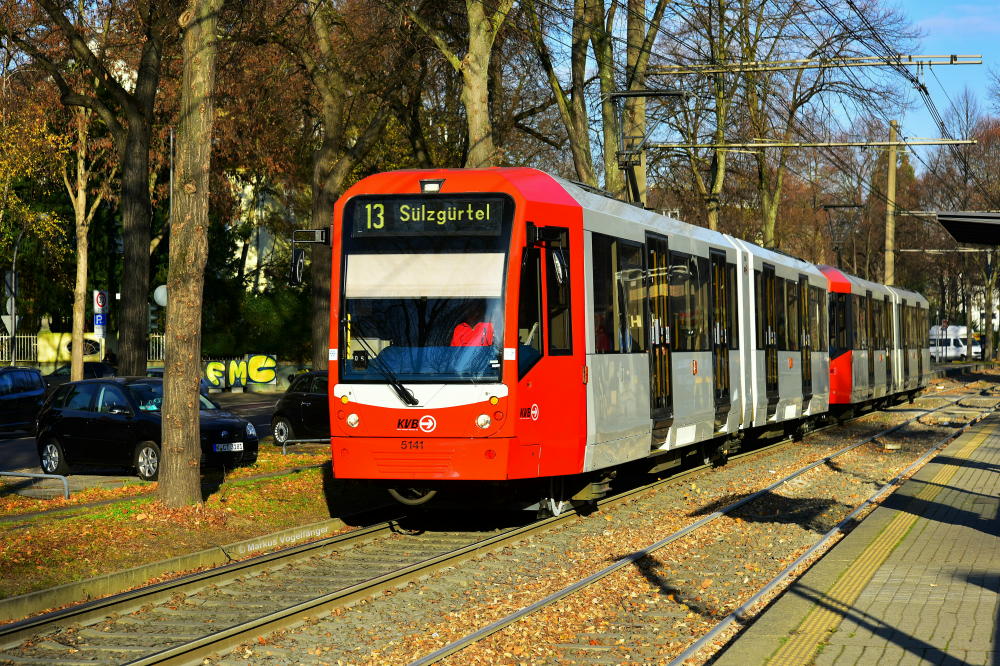 5141 hat eine Neulackierung erhalten. Hier zu sehen an der Wüllnerstraße am 23.11.2018.
