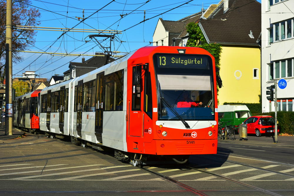 5141 hat eine Neulackierung erhalten. Hier zu sehen auf der Kreuzung Zülpicher Str./Gürtel am 23.11.2018.
