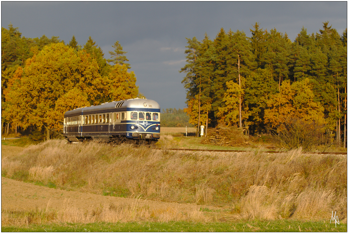 5145.11 auf der Rückfahrt von Drosendorf nach Retz. Die Aufnahme ist kurz nach Drosendorf entstanden. An diesem Abend herrschte eine besonders schöne Lichtstimmung. (29.10.2016)