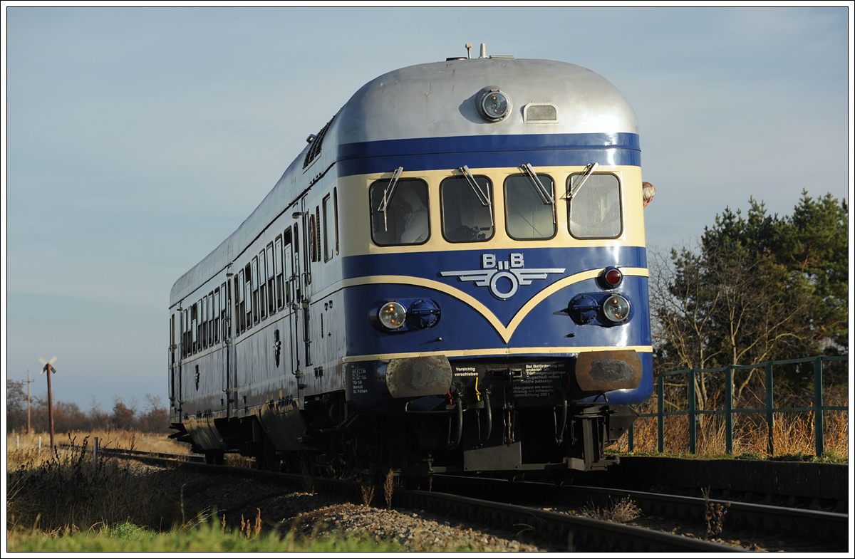 5145.11 vom Heizhaus Strasshof als SR 17334 von Wien über das Pulkautal nach Laa a.d. Thaya am 10.12.2016 beim Halt in Wulzenhofen. Grundsätzlich für der Triebwagen bei dieser Fotofahrt mit dem Steuerwagen 6645.02 voraus. Bei Fotohalten wurde, wenn lichttechnisch besser, am eigentlichen Zugende das Zugspitzensignal eingeschalten.