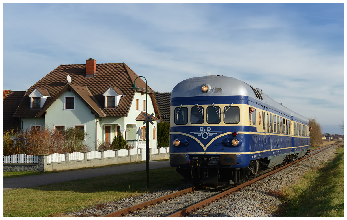 5145.11 vom Heizhaus Strasshof als SR 17334 von Wien über das Pulkautal nach Laa a.d. Thaya am 10.12.2016 beim Fotohalt in Alberndorf.