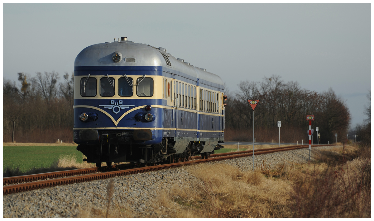 5145.11 vom Heizhaus Strasshof als SR 17334 von Wien über das Pulkautal nach Laa a.d. Thaya am 10.12.2016 nächst Obritz.