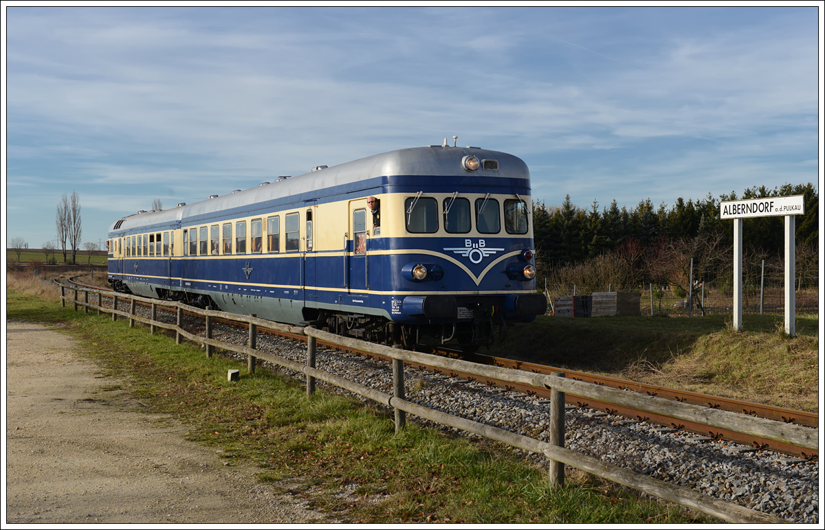 5145.11 vom Heizhaus Strasshof (mit Steuerwagen 6645.02 voraus) als SR 17334 von Wien über das Pulkautal nach Laa a.d. Thaya am 10.12.2016 beim Fotohalt in Alberndorf.