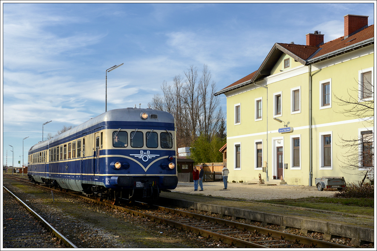 5145.11 vom Heizhaus Strasshof (mit Steuerwagen 6645.02 voraus) als SR 17334 von Wien über das Pulkautal nach Laa a.d. Thaya am 10.12.2016 beim Fotohalt in Laa a.d. Thaya Stadt.