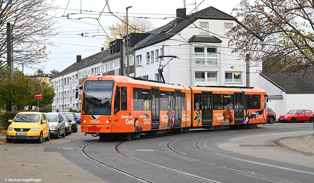 5149 wurde eine neue Vollreklame  Toggo  angebracht. Hier auf der Margaretastraße in Köln am 31.10.2022.