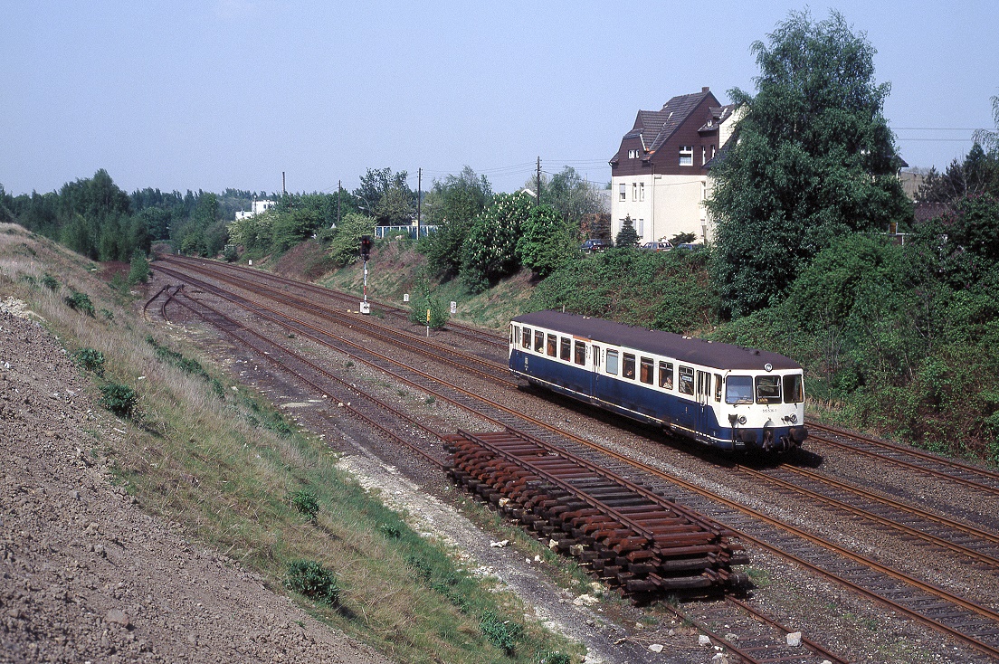 515 536 rollt  durch den arg rückgebauten Bahnhof Bövinghausen in Richtung Dortmund, 29.04.1993.
