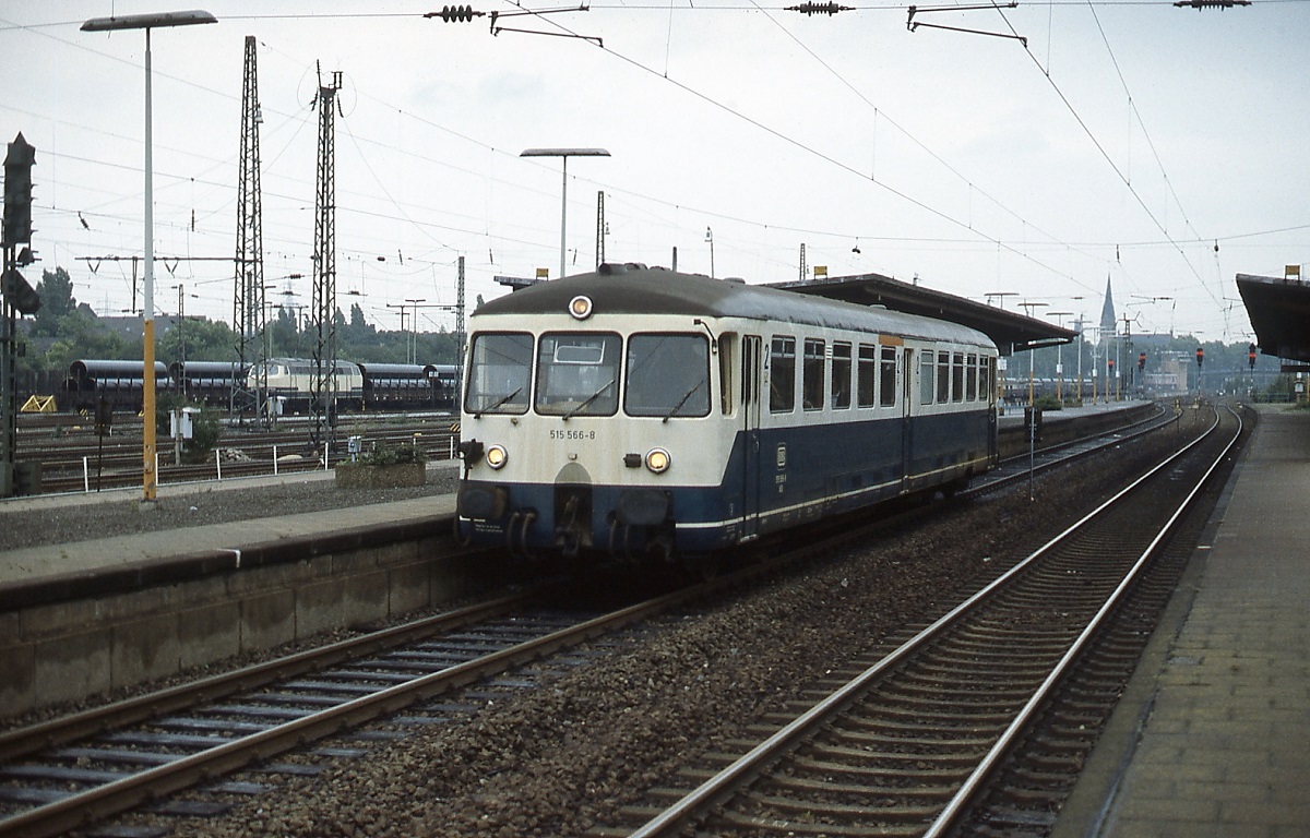 515 566-8 verlässt um 1990 den Bahnhof Mülheim-Styrum in Richtung Duisburg-Ruhrort