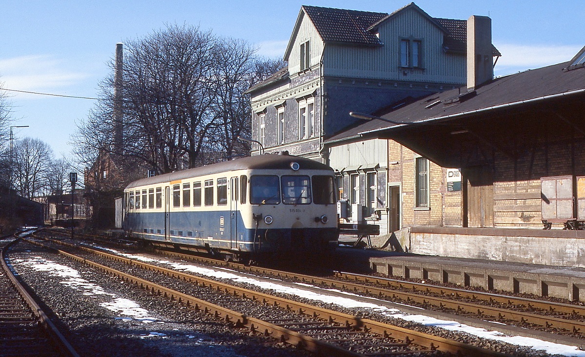 515 604-7 steht Mitte Februar 1988 abfahrbereit im Bahnhof Wuppertal-Cronenberg. Das Bahnhofsgebäude ist heute noch vorhanden, die Gleisanlagen sind aber mit einer Fabrikhalle überbaut.