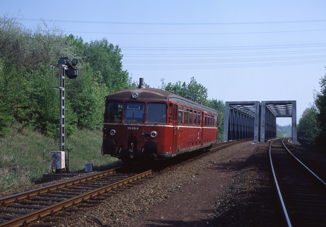 515 636 hat die A45 bei Dortmund Marten in Richtung Bövinghausen überquert, 27.04.1993, N5722.
