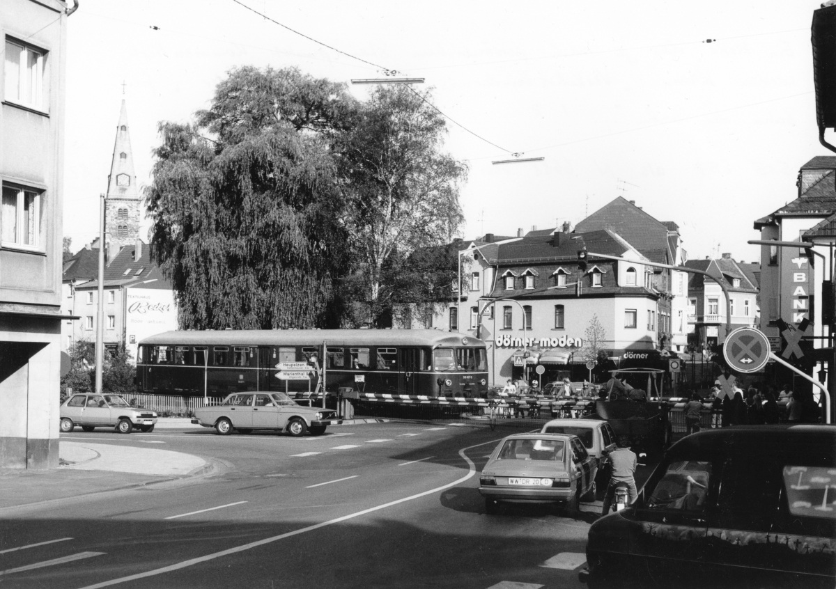 515 xxx als  Straßenbahn  in Altenkirchen, von Au/Sieg kommend (September 1983).
